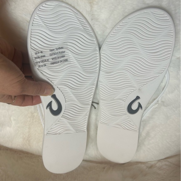 OluKai Aka White Sandals Classic Minimalist Design flip flops NWT Sz-10. RS - Picture 10 of 10